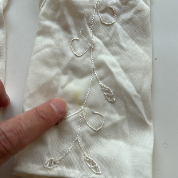 Beautiful vintage white gloves with embroidery and beading. Size 7 1/2 - Picture 4 of 9